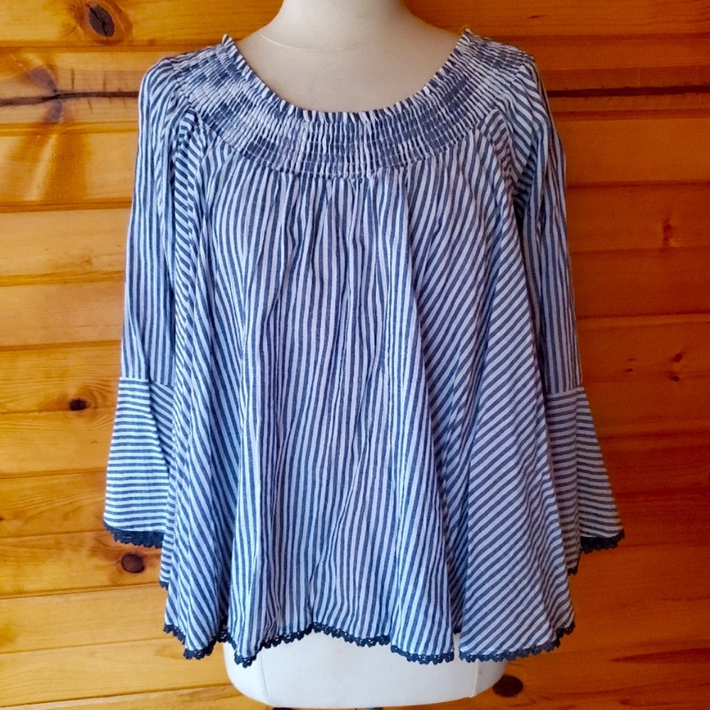Listicle Women’s Bell Sleeve Swing Top